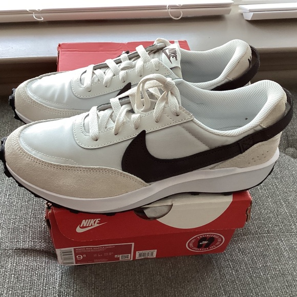 Nike Waffle Debut Sneaker (Women) 9.5M - Picture 11 of 12